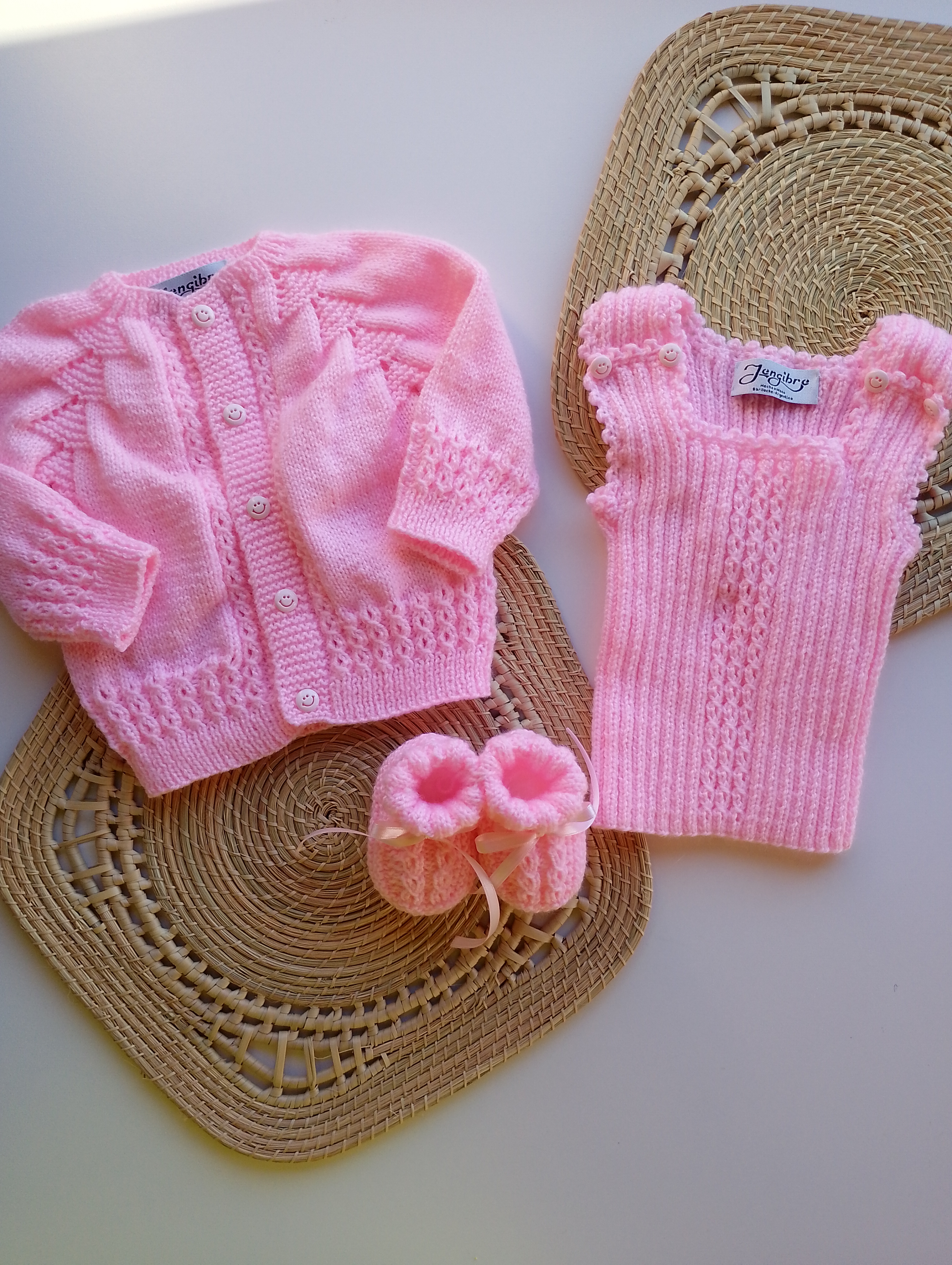 Ajuar rosa tejido a mano