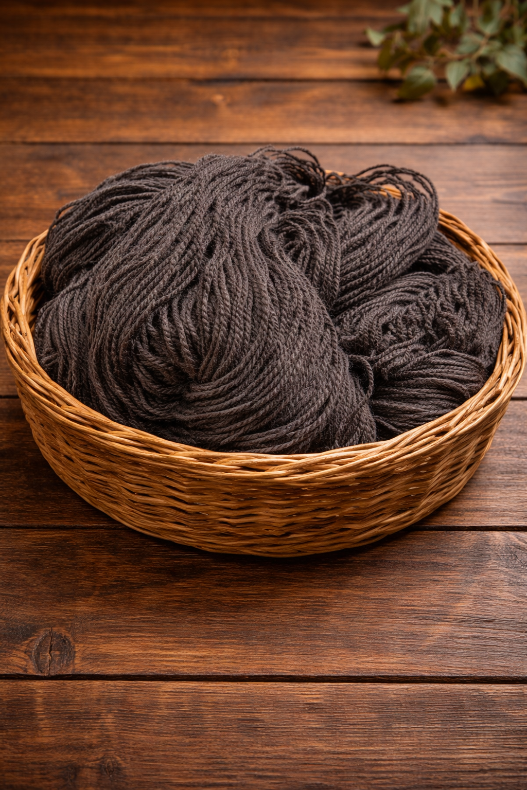 Canasta con lana natural